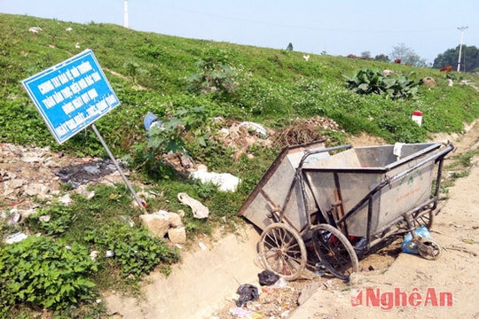 Tràn lan rác thải trên Quốc lộ 15