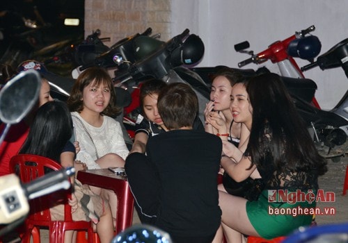 TP Vinh: Quán xá vỉa hè lấn chiếm đường vô tội vạ