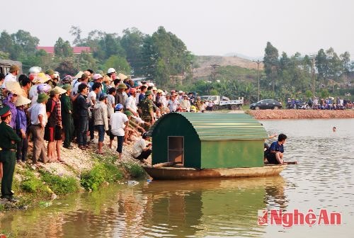 Giây phút bất lực cứu hai người bị chìm trong chiếc ô tô dưới hồ
