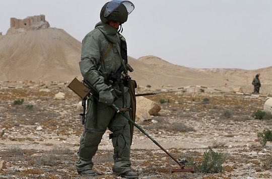 Video công binh Nga dò mìn IS rải tại Syria