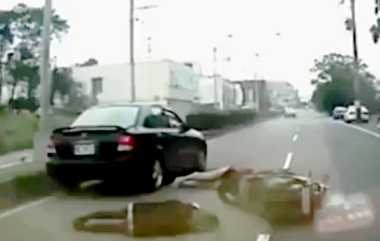 Tai nạn thảm khốc từ sơ suất mở cửa ô tô