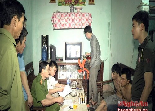 Con nghiện mở xưởng sản xuất súng bắn hơi cồn, chống trả cảnh sát