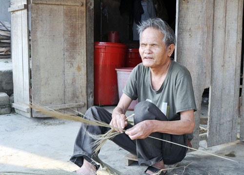 Nghệ An: Lão mù sửa xe đạp và đan chổi kiếm sống