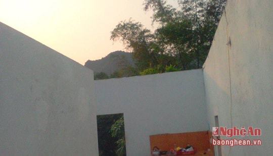 Lốc xoáy tiếp tục diễn ra làm tốc mái nhiều nhà dân và trường học ở Nghệ An