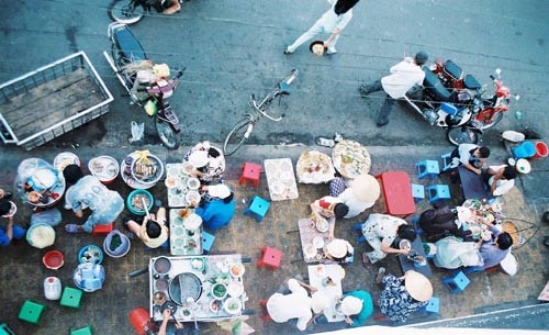 'Cấm kinh doanh vỉa hè, muốn ăn xôi phải vào siêu thị?'