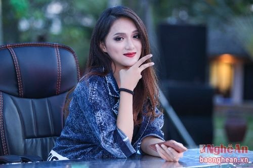 Hương Giang Idol cuốn hút trên ghế nóng