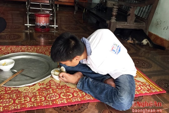 Cuộc sống của nam sinh không có tay ở Nghệ An