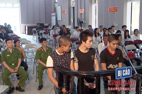 Xét xử nhóm thanh niên phạm tội tại TX Cửa Lò