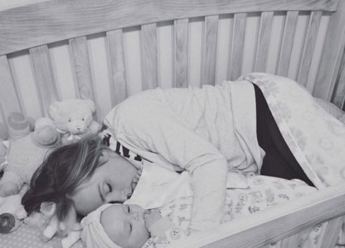 Câu chuyện đau lòng sau bức ảnh người mẹ nằm trong cũi cùng con