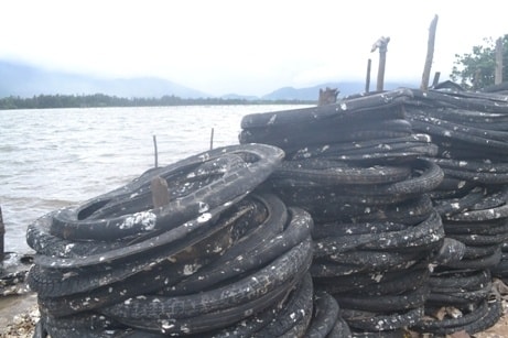 Nuôi hàu bằng lốp xe cũ: "Tẩm bổ" bằng chất cực độc?