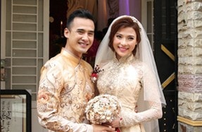 Thúy Diễm sửa áo dài cưới ba lần vì liên tục sụt cân