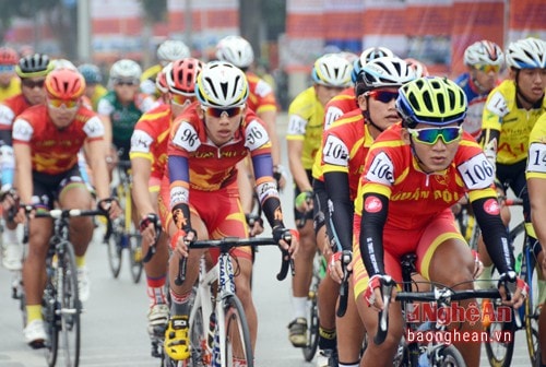 Gay cấn cuộc đua xe đạp 'Non sông liền một dải' qua TP.Vinh