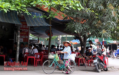 Quán cà phê ở thành phố Vinh đua nhau lấn vỉa hè, lòng đường
