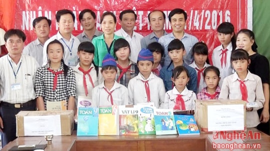 Sở Thông tin - Truyền thông, Thư viện tỉnh tặng sách tại Quế Phong