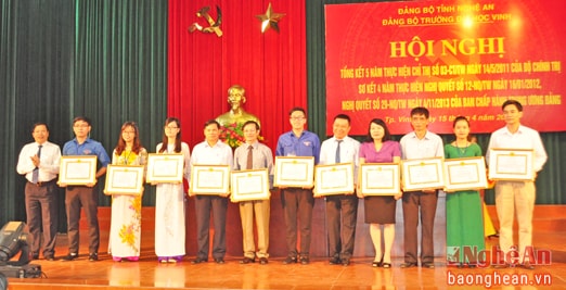 Đại học Vinh khen thưởng 12 điển hình Học tập và làm theo tấm gương đạo đức Hồ Chí Minh