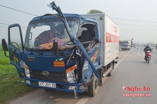 Xe tải tông đuôi container, 1 người bị thương