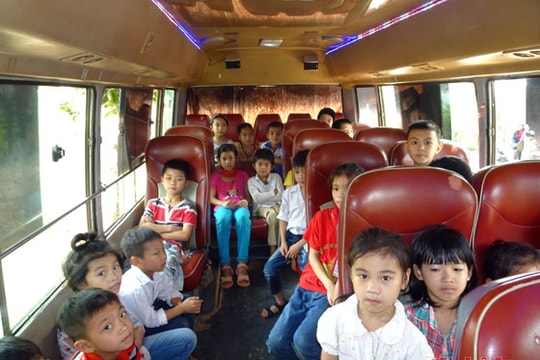 Nghệ An: Học sinh miền núi được đưa đón bằng xe buýt