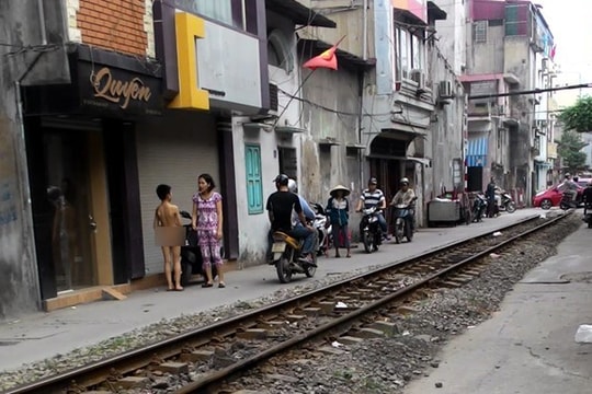 Mẹ bắt con trần truồng trên phố vì trộm tiền: Phạt không có nghĩa là đày ải!