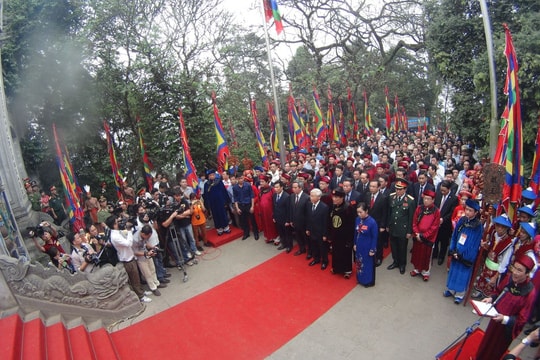 Tổng Bí thư cùng nhân dân dâng hương tưởng nhớ các Vua Hùng