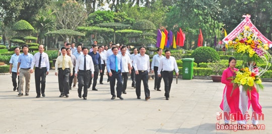 Phó Thủ tướng Chính phủ Vương Đình Huệ dâng hoa, dâng hương tại khu di tích Kim Liên