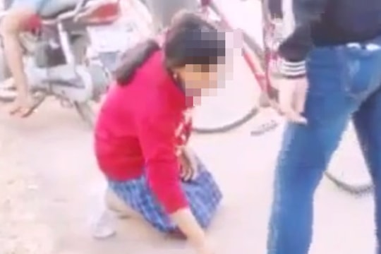 Phẫn nộ nữ sinh bị ép ăn cát, bạn bè đứng xem