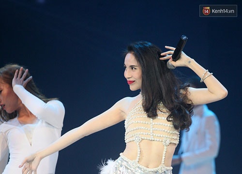 Thủy Tiên xuất hiện gợi cảm và lộng lẫy, "đốt cháy" sân khấu Bước Nhảy Hoàn Vũ