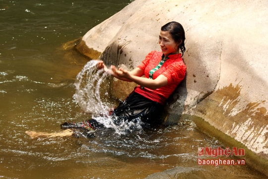 Ngắm sơn nữ 'nghịch nước' ở thác 7 tầng Nghệ An