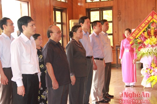 Phó Chủ tịch Ủy ban T.Ư MTTQ Hà Thị Khiết dâng hương tại các di tích lịch sử