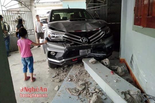 Nghệ An: Ô tô bán tải đâm sập cột nhà, hai bà cháu may mắn thoát nạn