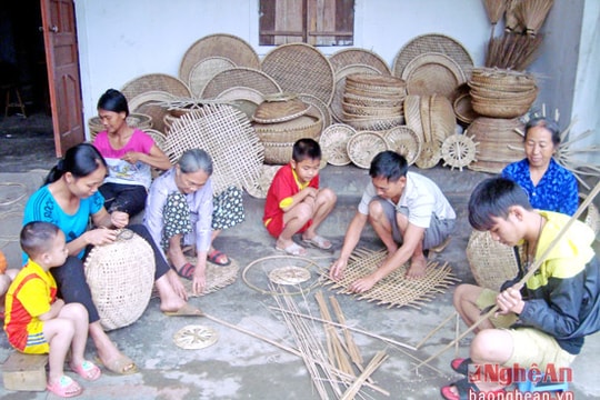 Nghệ An: Cụ bà 94 tuổi vẫn thoăn thoắt đan lát