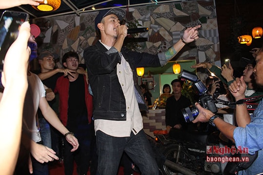 Rapper Đen Vâu hâm nóng thành Vinh bằng chất 'độc - lạ - dị'