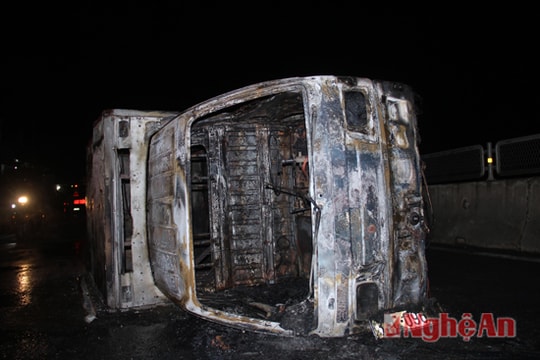 Xe tải cháy rụi trên Quốc lộ 1A, nhiều người thoát chết