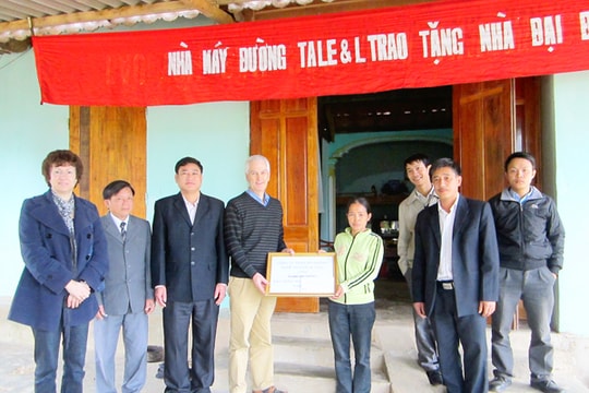 Một công ty ở Nghệ An hỗ trợ hơn 25.000 chiếc cặp cho học sinh