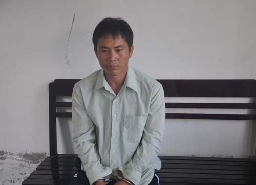 Tạt a xít vào ngực vợ vì không cho quan hệ