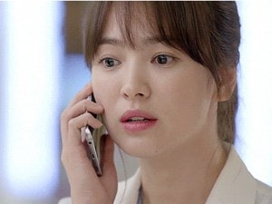 Cảnh hất điện thoại hot nhất 'Hậu duệ mặt trời' vào đề thi Vật lý