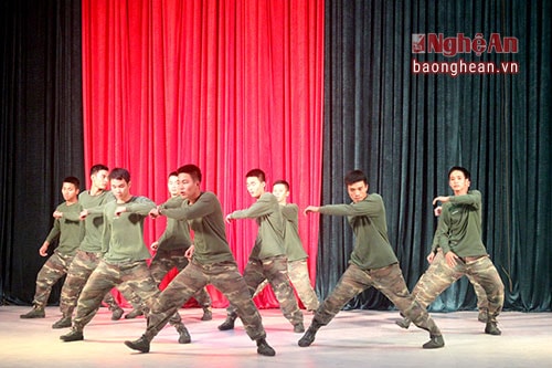 Hào hứng lớp học khiêu vũ trong doanh trại