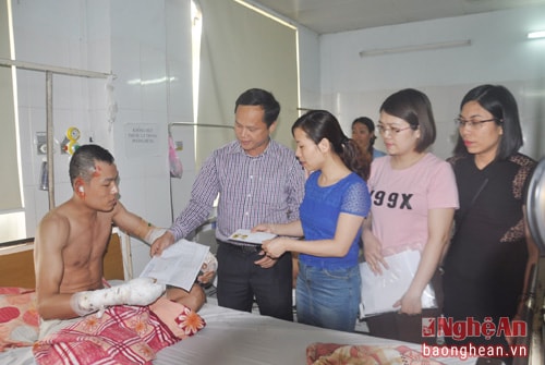 Công đoàn KKT Đông Nam hỗ trợ gần 50 triệu đồng cho công nhân bị bỏng lò hơi