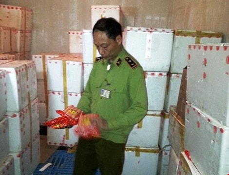 Tạm giữ 38.000 cây xúc xích nghi sử dụng chất cấm