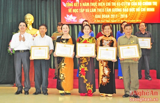 Phường Hà Huy Tập tuyên dương điển hình học tập và làm theo tấm gương đạo đức Hồ Chí Minh