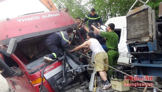 Xe tải đấu đầu xe bồn, tài xế mắc kẹt trong cabin