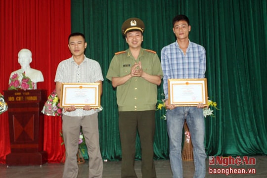Khen thưởng 2 thanh niên dũng cảm đuổi bắt cướp ở Nghệ An