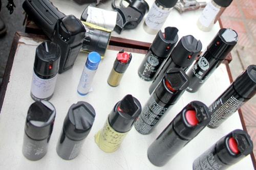 Phóng viên đang tác nghiệp bị tấn công bằng bình xịt hơi cay