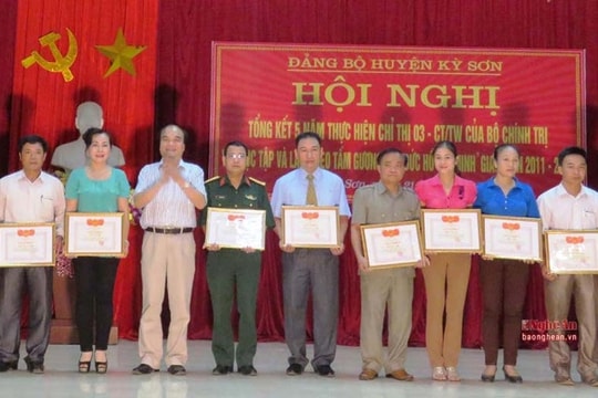 Huyện ủy Kỳ Sơn tuyên dương điển hình học tập và làm theo tấm gương đạo đức Hồ Chí Minh