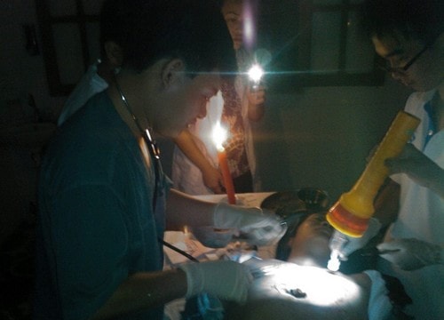 Bác sĩ phẫu thuật dưới ánh đèn pin làm lay động mọi trái tim