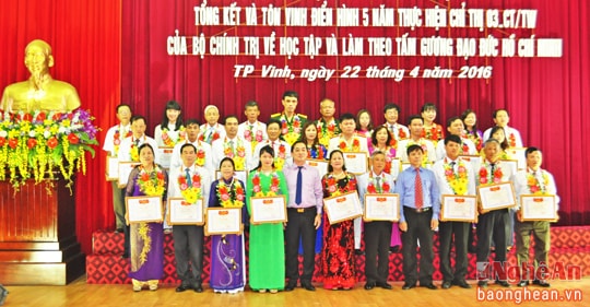 Thành ủy Vinh tuyên dương điển hình học tập và làm theo tấm gương đạo đức Hồ Chí Minh
