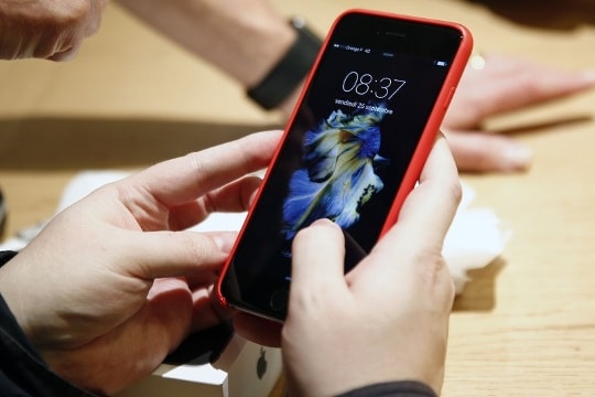 Bộ Tư pháp Mỹ rút đơn yêu cầu Apple cấp quyền truy cập iPhone