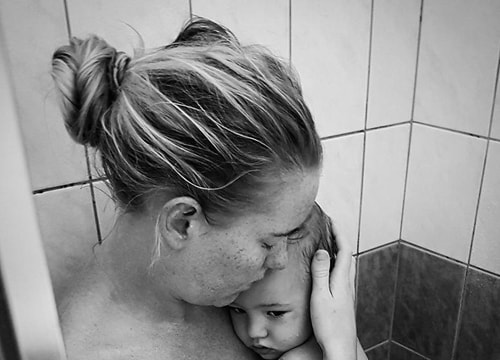 Chuyện cảm động sau bức ảnh mẹ ôm con trong nhà tắm 'gây bão' mạng