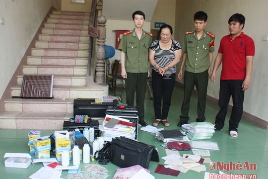 Nghệ An: Một cán bộ hưu trí cùng con trai sản xuất tài liệu, con dấu giả