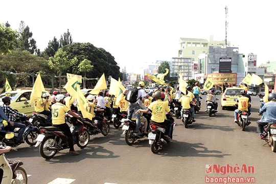 CĐV Sông Lam Nghệ An diễu hành 'đại náo' phố núi Pleiku