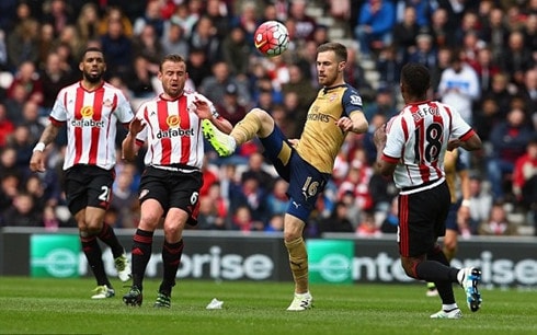 Hòa Sunderland, Arsenal trở về mặt đất